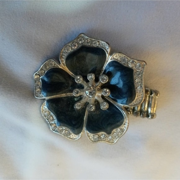 3/$15 Sale- Rhinestone Silver & Marbled Flower Stretc - Picture 4 of 5